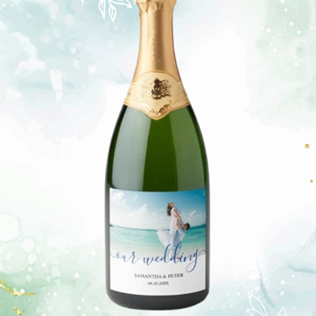 Foto personalizada de casamento moderno de praia (Celebrate your special day with a custom photo modern beach wedding sparkling wine label.  )