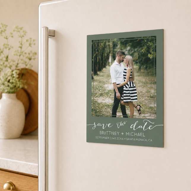 Foto Personalizada Moderno Salva Data em Sage Escu (Announce your wedding with this custom photo modern dark sage save the date design. )