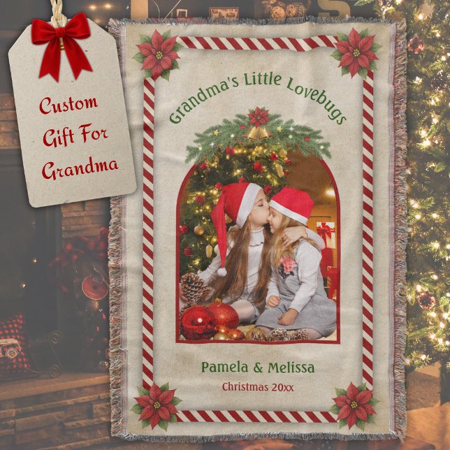 Foto Personalizada para Cobertor de Natal da Vovó (Custom grandma photo Christmas woven throw blanket displayed in a cozy holiday living room)