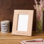 Foto personalizada personalizada de casamento<br><div class="desc">Quadros de Foto Personalizados de Casamento Gravados com nomes e data. Você pode mudar a fonte como quiser.</div>