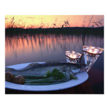 Pescado fresco num prato com legumes