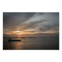 Pescador ao Pôr do Sol na Praia