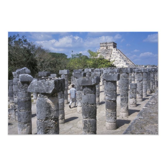 Foto Pilares de pedra antigos em Chichen Itza. Central (Frente)