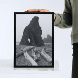 Foto Pilhas do mar costeiro, preto e branco