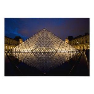 Foto Pirâmide do Louvre pelo arquiteto I.M. Pei