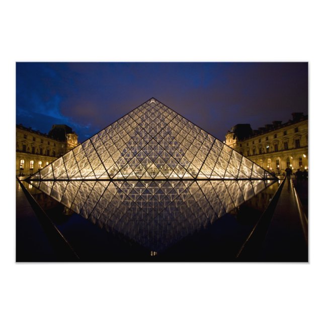 Foto Pirâmide do Louvre pelo arquiteto I.M. Pei em (Frente)