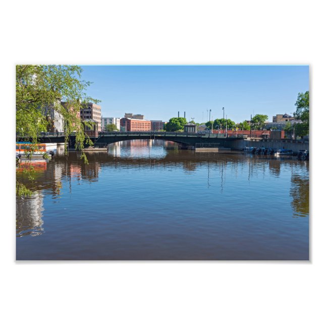 Foto ponte de rua estadual que atravessa o rio milwauke (Frente)