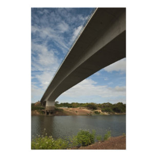 Foto Ponte que liga a Guiana ao Brasil sobre o Takutu