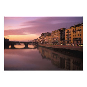Foto Pontes sobre o rio Arno ao pôr do sol,