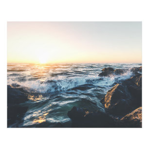 Foto Pôr do Sol Dourado Ondas do Oceano em Rochas Paisa