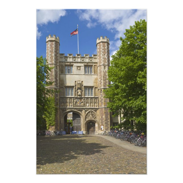 Foto Portão do Trinity College e fileiras de bicicletas (Frente)