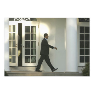 Foto Presidente Barack em profunda reflexão enquanto ca