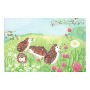 Foto Quatro Pequenos Hedgehogs no Prado