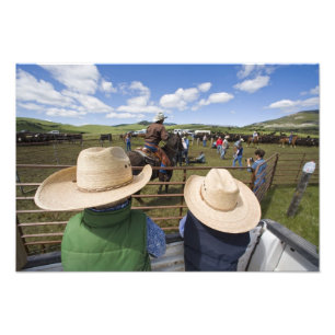 Foto Rapazes observam a marcação da Hughes Ranch em 200