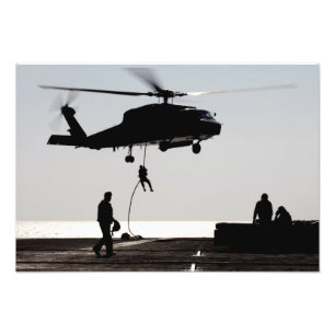 Foto Rápido-corda dos pessoais fora de um SH-60F