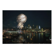 Raro-Pittsburgh na noite com fogos-de-artifício