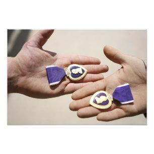 Foto Receptores do Coração Roxo exibem suas medalhas