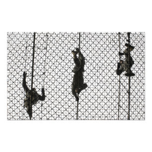 Foto recrutas que terminam um obstáculo