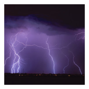 Foto Relâmpago roxo em uma tempestade do trovão do