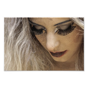 Foto Retrato de Fechamento da Mulher Loura com Dramátic