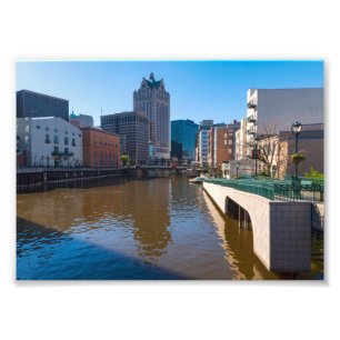 Foto riverfront da rua kilbourn em milwaukee