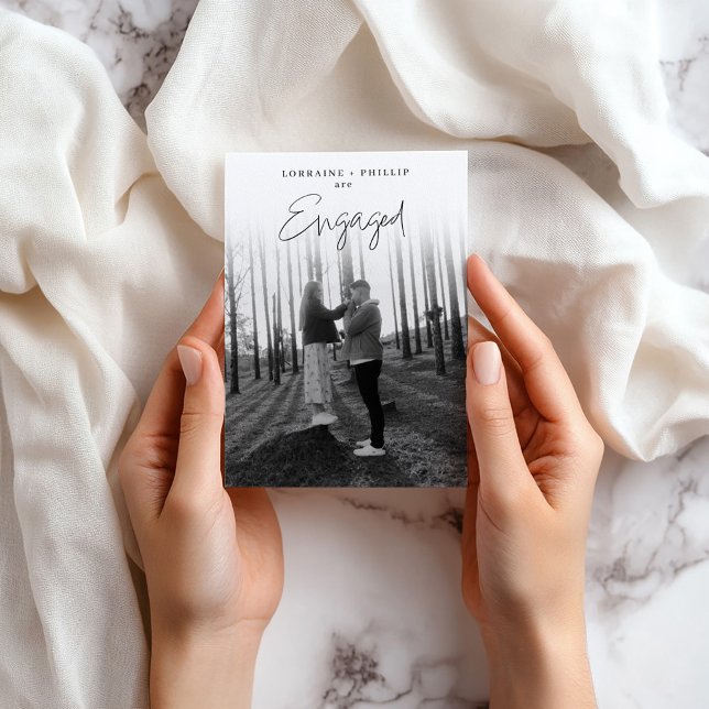 Foto Romântica Completa e Convite de Noivado com L (Contemporary “We’re Engaged” full Photo Invitation.)