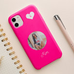 Foto rosa giro e nome personalizado moderno<br><div class="desc">Adicione seu monograma fotográfico e nomeie capas de iphone magenta rosa-quente personalizada. Um presente perfeito para uma garota no aniversário,  16 anos,  Quinceanera,  Natal,  Dia de os namorados,  formatura ou qualquer outra ocasião.</div>