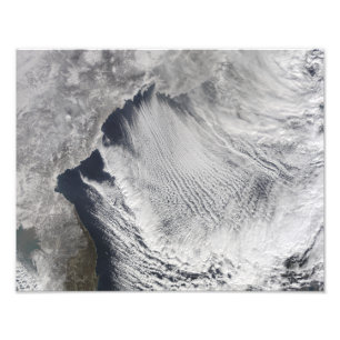 Foto Ruas de nuvens que se formam sobre o mar do Japão