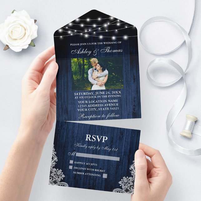 Foto Rústica Do Casamento De Madeira Azul Luzes De (All In One Wedding Invitation with tear off RSVP Card)