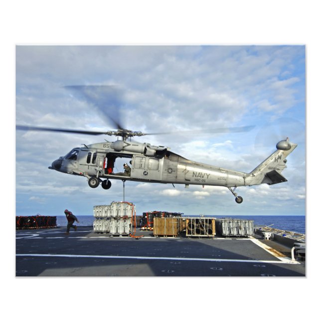 Foto Seahawk MH-60S prepara-se para entregar munições (Frente)