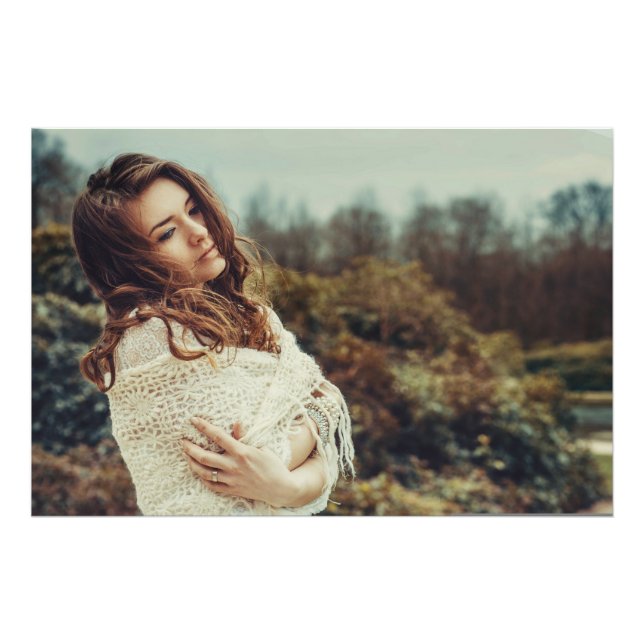 Foto Serene Mulher Violada em Cozy Shawl - Ao ar livre (Frente)