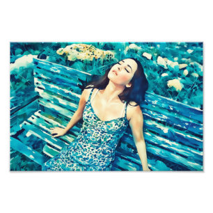 Foto Serene Woman Relaxando em um Banco em Jardim Vibra