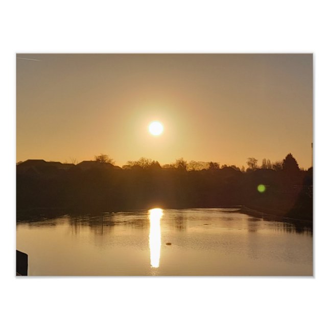 Foto Serenidade da Hora do ouro: Canal ao Sunset (Frente)