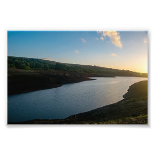 Foto Serenidade da Hora Dourada no Reservatório de Bait