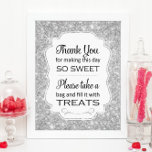 Foto Símbolo de Chá de panela do Buffet Silver Sparkle<br><div class="desc">Este cartaz de balas de doce prateado será o perfeito elogio ao bar de doces no seu casamento, aniversário, chá de panela ou chá de fraldas. Ele apresenta um fundo cinza prateado com um recorte de quadro com a frase "Obrigado pelo fazer este dia tão doce Por favor, pegue uma...</div>