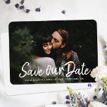 Foto simples Salve o Modelo de Convite de casament<br><div class="desc">Este casamento de fotos na moda e moderno salve a nossa carta de encontro... tem um design brilhante, quente e limpo. Use as ferramentas de design para personalizá-lo e torná-lo exclusivamente seu com sua foto favorita! Você também pode alterar e remover o texto, incluindo a alteração de "Salvar nossa Data"...</div>
