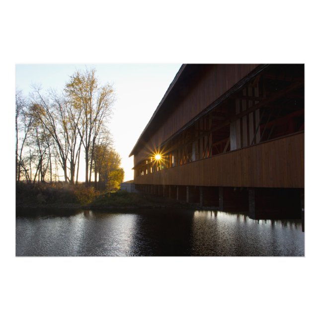 Foto Sol de noite brilhando através da ponte Buck Run (Frente)