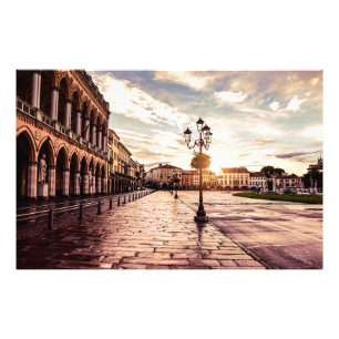 Foto Sunset over quadrado em Padova, Itália