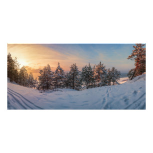 Foto Sunset sobre floresta de neve congelada perto do m