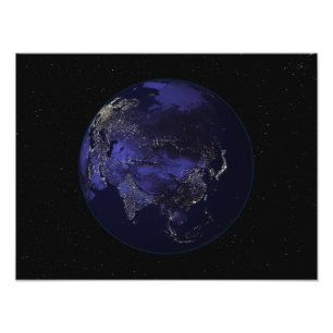 Foto Terra completa na noite que mostra luzes da cidade