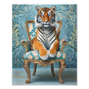 Foto Tigre sentado em uma cadeira vintage