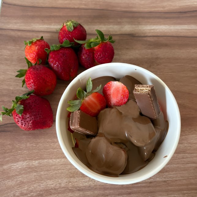 Foto Tomando Chá com Ambiente (Chocolate-Drenched Strawberry Bliss)