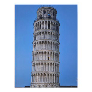 Foto Torre Inclinada ao Crepúsculo