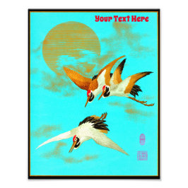 Foto Três guindastes sarus voando em frente à lua