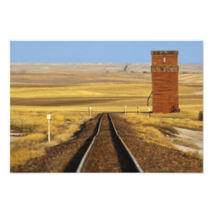 Foto Trilhos de trem levam a velho celeiro em Collins