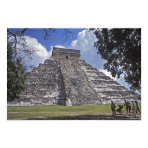 Foto Turistas passam por um lado não restaurado do El 