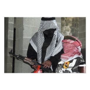 Foto Um agressor inimigo do papel-playing arma um