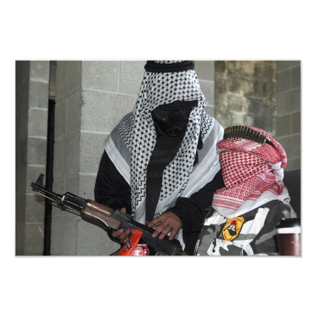 Foto Um agressor inimigo que desempenha um papel armou  (Frente)