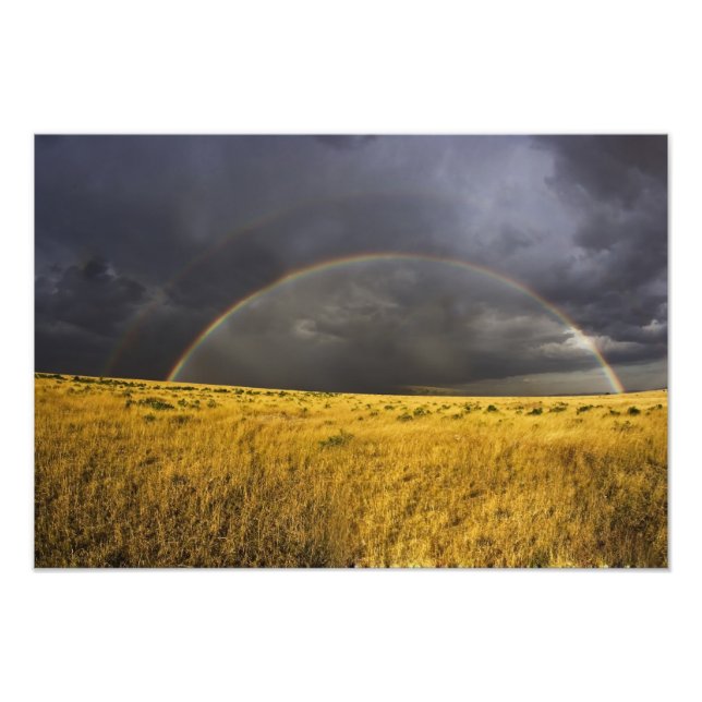 Foto Um arco-íris aparecendo através de uma tarde nebul (Frente)