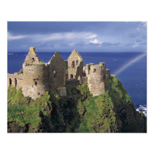 Foto Um arco-íris atinge o castelo medieval de Dunluce